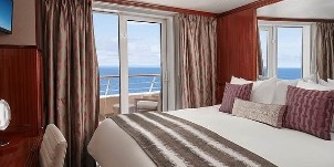 Croisière NCL Norwegian Cruise Line Sky Penthouse face à l'arrière du navire avec chambre principale et grand balcon